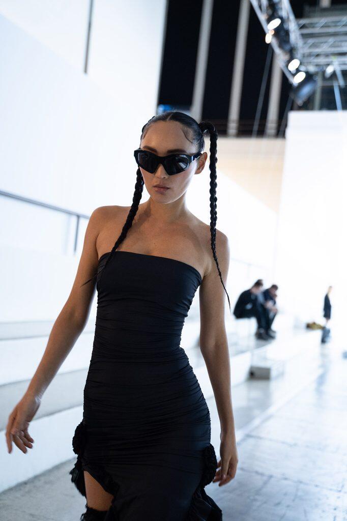 Beauty look editoriale di modella alla Milano Fashion Week con trucco.
