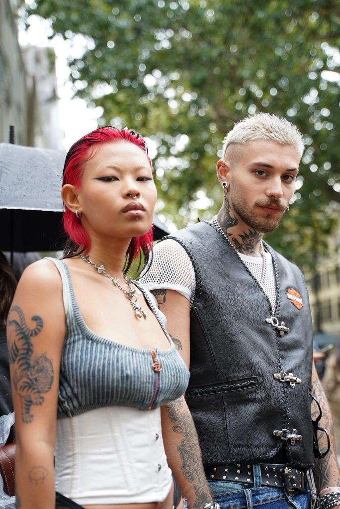 Modella con look grintoso e giacca nera alla Milano Fashion Week