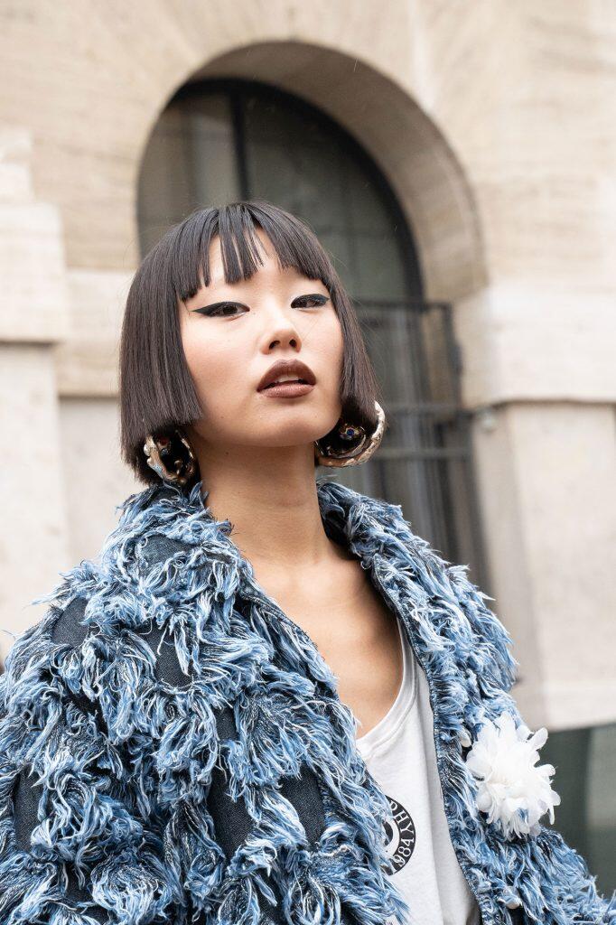 Look audace femminile durante la Milano Fashion Week.