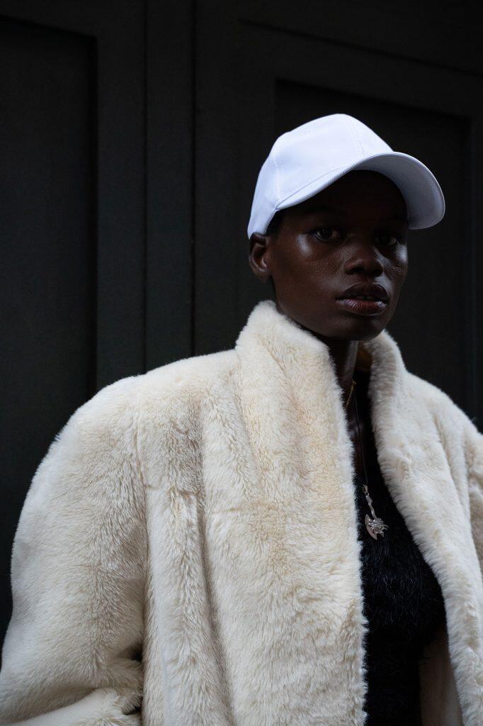 Look audace femminile durante la Milano Fashion Week.