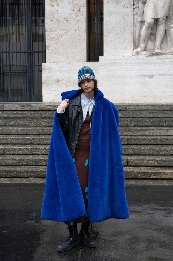 Modella con giacca oversize blu alla Milano Fashion Week.