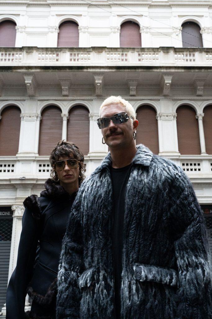 Modelli con look underground alla Milano Fashion Week.