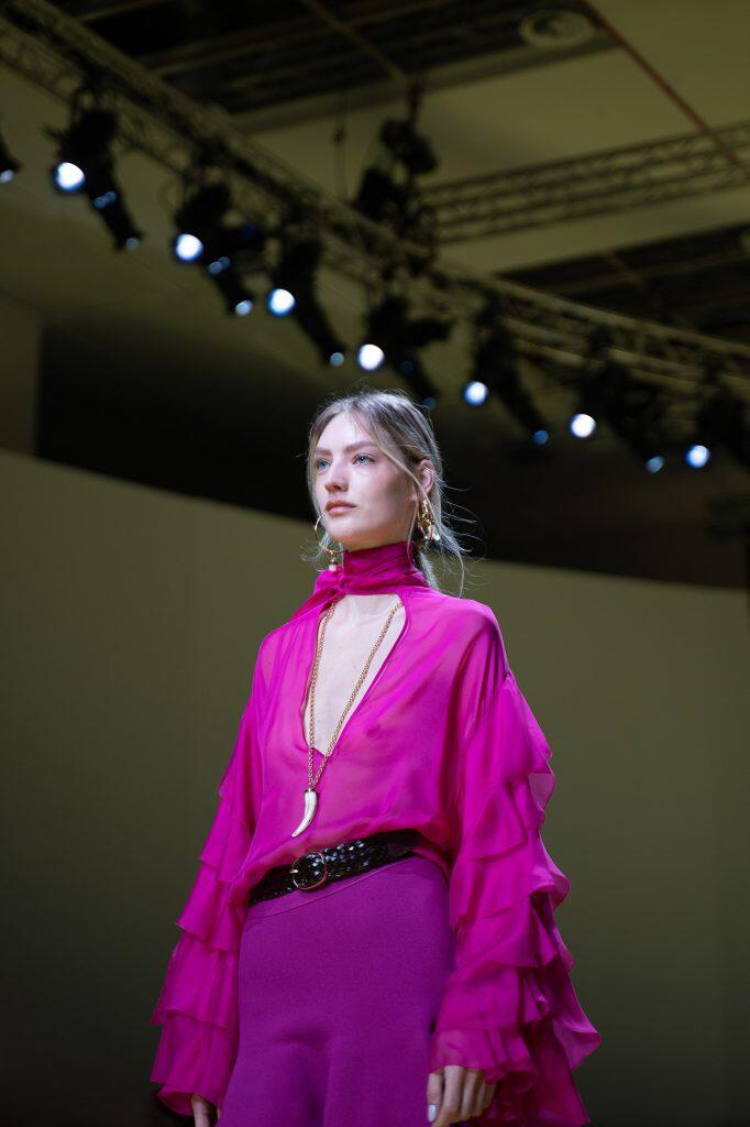 Passerella di moda con modelle e modelli alla Milano Fashion Week.