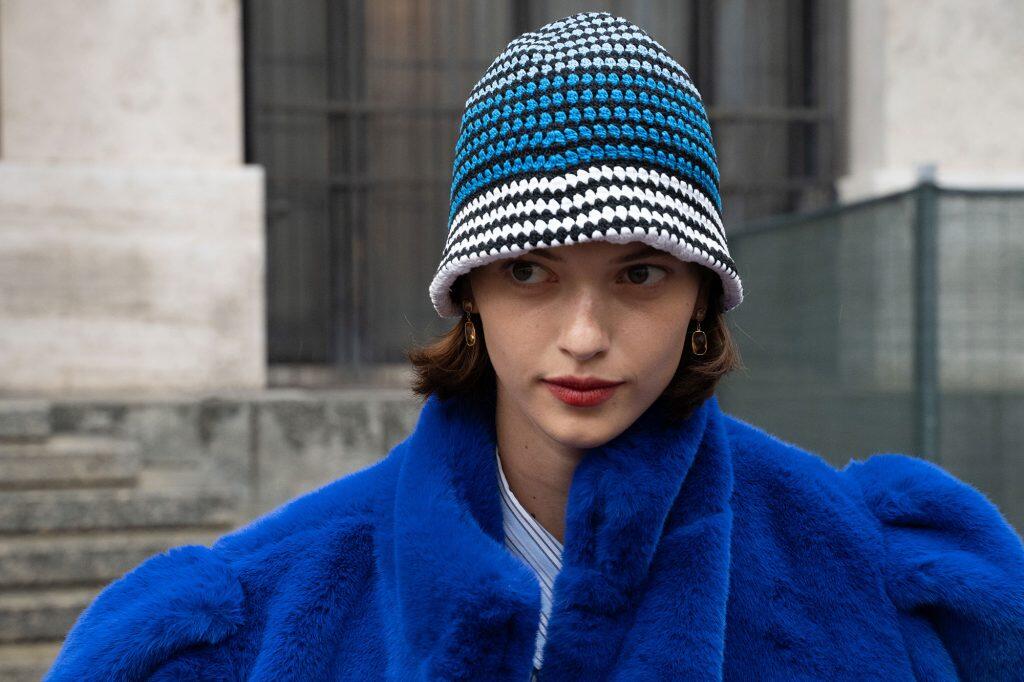 Portrait outdoor di modella alla Milano Fashion Week.