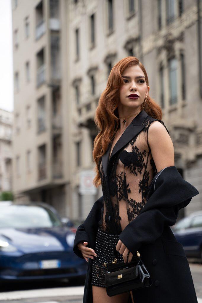 Ritratto editoriale di modella in esterna durante la Milano Fashion Week.