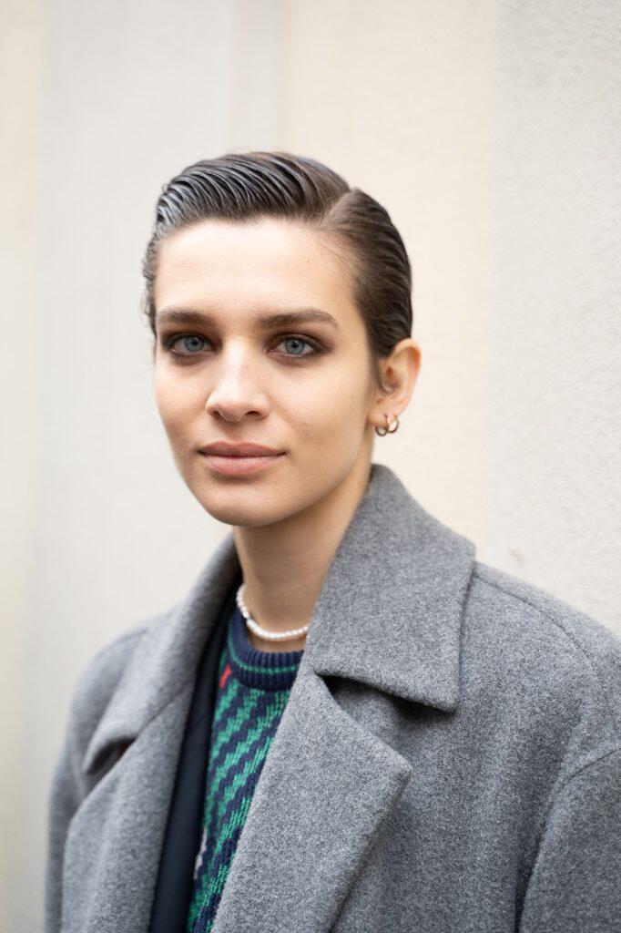 Ritratto frontale di modella tra le vie di Milano durante la Fashion Week.