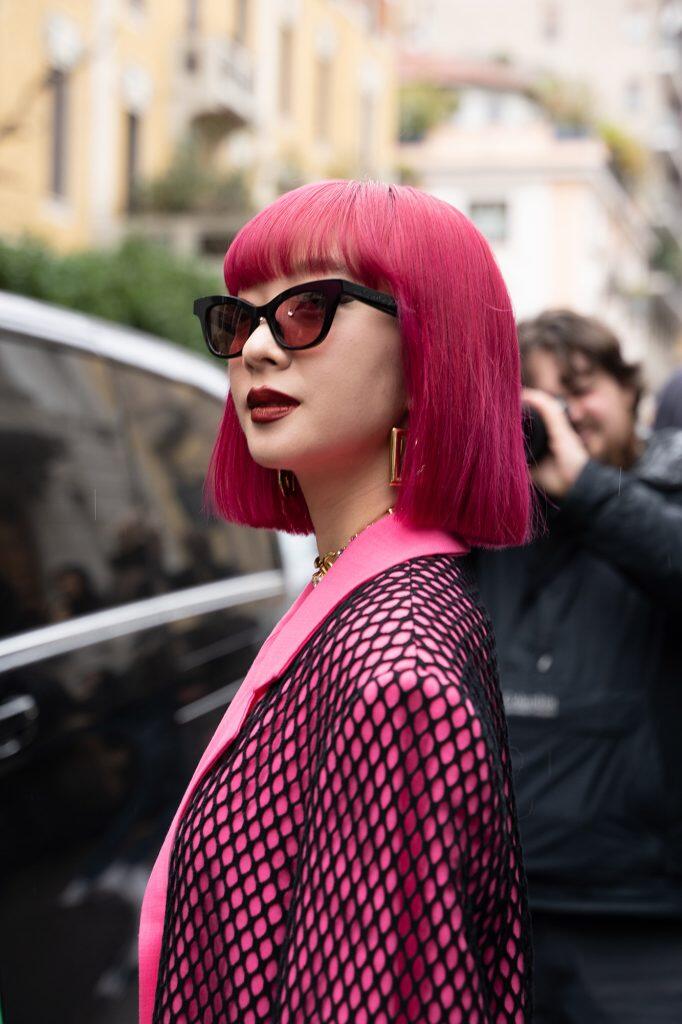 Ritratto glam urbano scattato alla Milano Fashion Week.
