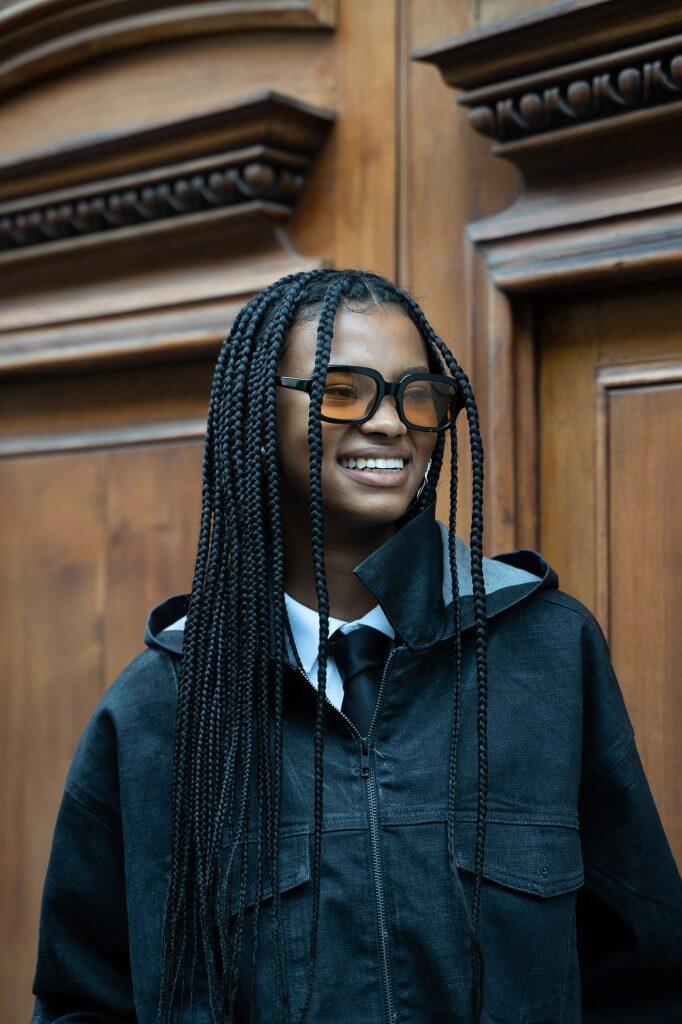 Ritratto di modella con luce naturale alla Milano Fashion Week.