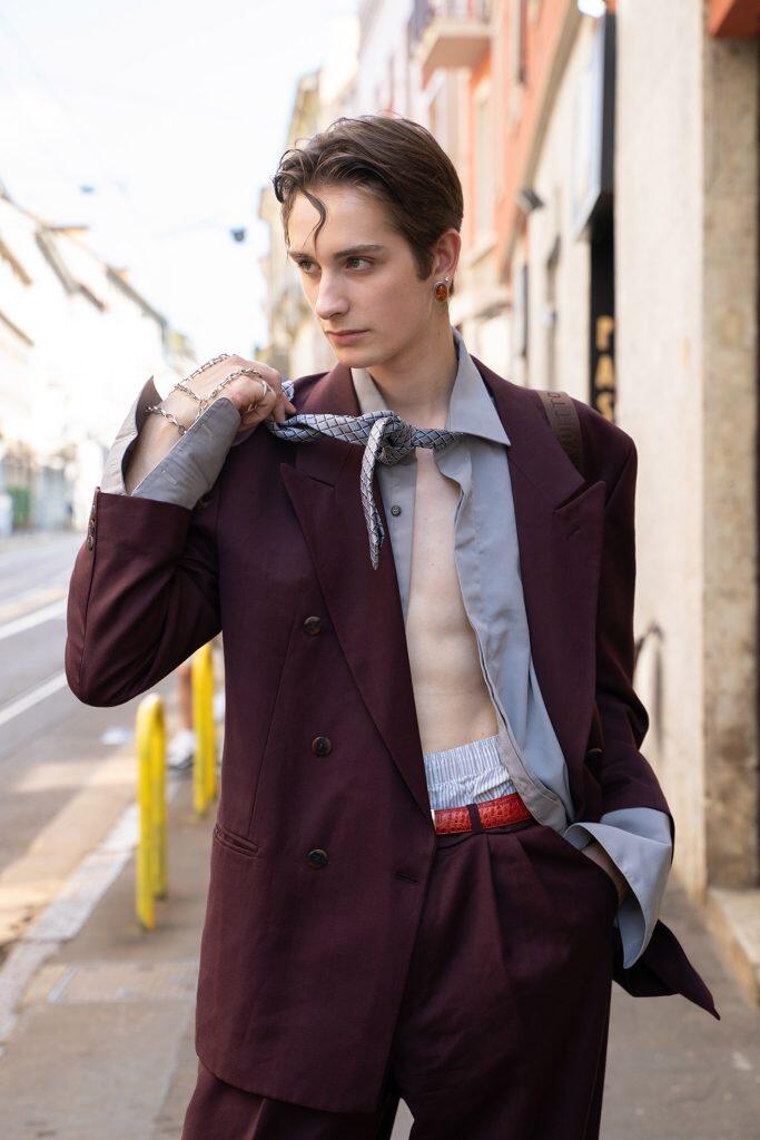Ritratto di modello con stile contemporaneo alla Milano Fashion Week.