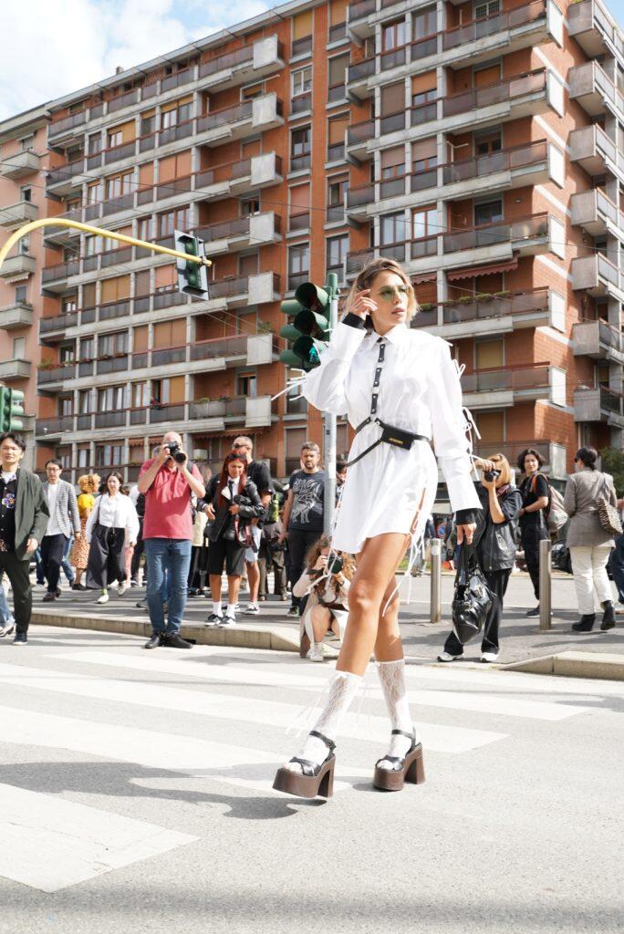 Ritratto verticale di modella alla Milano Fashion Week.