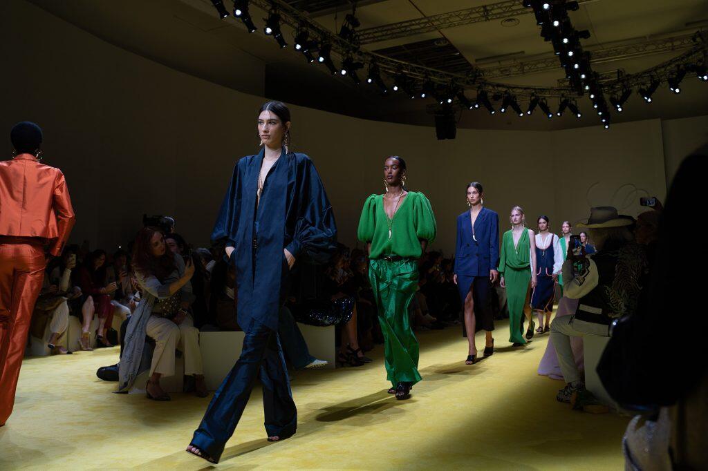 Runway show con modelli e modelle alla settimana della moda di Milano.