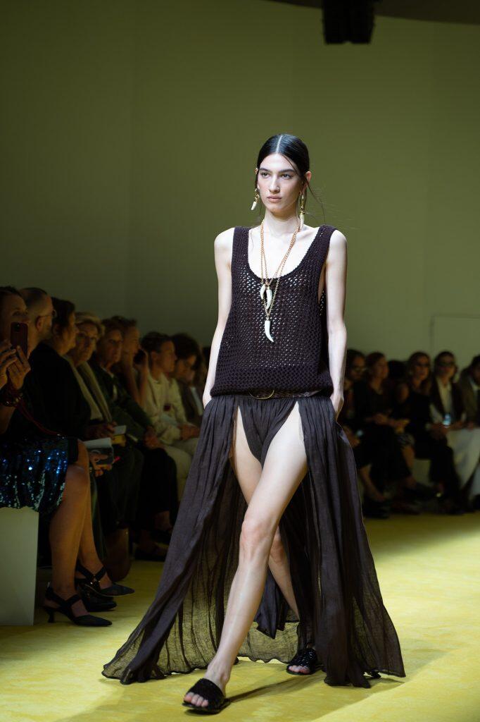 Sfilate primavera estate con modelle alla Milano Fashion Week.